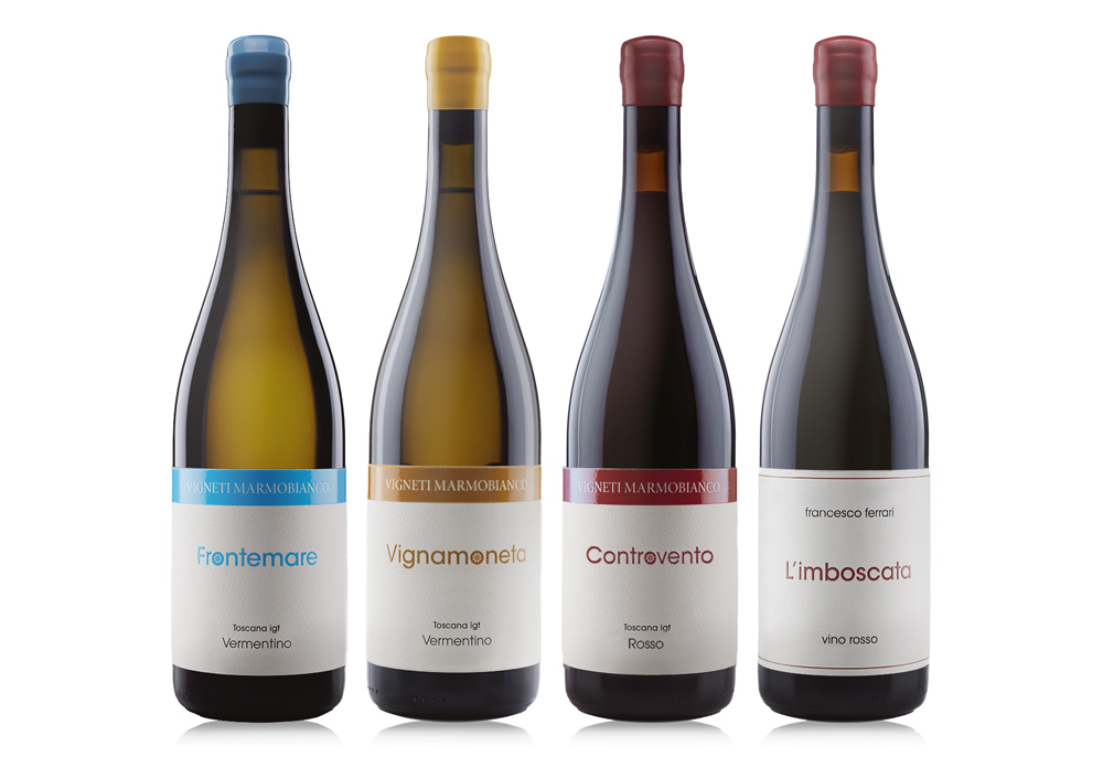 Bottiglie di vino Vigneti Marmo Bianco su fondo bianco